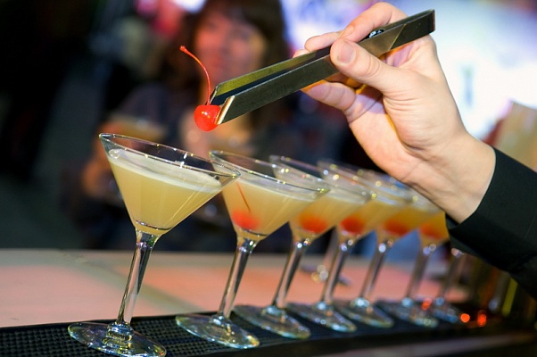 Выездной бар в Нижнем Новгороде. Ultra Подарки. Купить выездной бар в Нижнем Новгороде. Пирамида из шампанского бармен шоу и другие возможности выездного бара. Сервис UltraPodarki.ru 8 800 505 95 30. Выездной бар Нижний Новгород, выездной бар, мобильный бар Нижний Новгород, мобильный бар, переносной бар Нижний Новгород, переносной бар, выездной бар на мероприятие Нижний Новгород, выездной бар на мероприятие