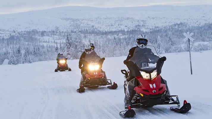 Катание на снегоходах в Нижнем Новгороде в подарок. Сервис Ultra Подарки
. Подарочный сертификат на катание на снегоходах в Нижнем Новгороде с друзьями. Закажите прокат снегоходов в подарок для мужчины по привлекательным ценам. Живописные маршруты для езды на снегоходах это отличная возможность активного отдыха. Сервис UltraPodarki.ru 8 800 505 95 30. катание на снегоходах, подарочный сертификат на катание на снегоходе, прокат снегоходов, прокат снегоходов Нижний Новгород, катание на снегоходах Нижний Новгород, езда на снегоходе