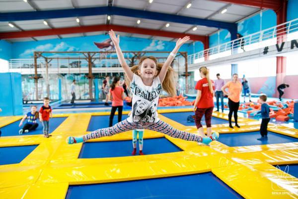 Прыжки в батутном центре в Нижнем Новгороде. Сервис Ultra Подарки. Купить подарочный сертификат на батутный центр. Подарите прыжки на батуте для детей и взрослых в Нижнем Новгороде. Сервис UltraPodarki.ru 8 800 505 95 30. Батутный центр Нижний Новгород, батутный центр, прыжки на батуте Нижний Новгород, купить батут Нижний Новгород, батут, батут Нижний Новгород