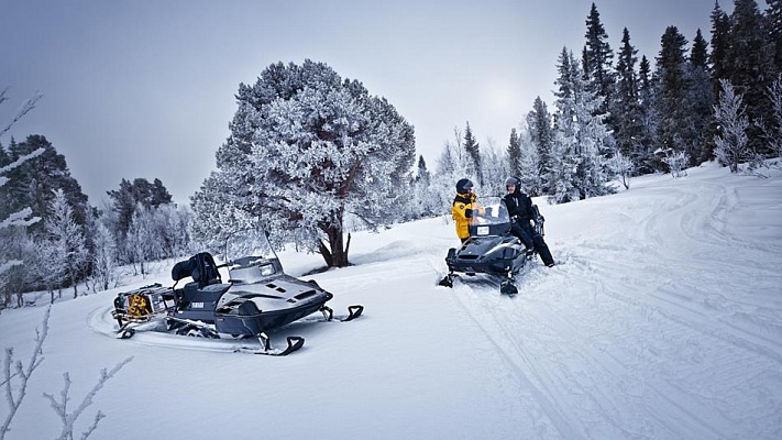 Катание на снегоходах в Нижнем Новгороде в подарок. Сервис Ultra Подарки
. Подарочный сертификат на катание на снегоходах в Нижнем Новгороде с друзьями. Закажите прокат снегоходов в подарок для мужчины по привлекательным ценам. Живописные маршруты для езды на снегоходах это отличная возможность активного отдыха. Сервис UltraPodarki.ru 8 800 505 95 30. катание на снегоходах, подарочный сертификат на катание на снегоходе, прокат снегоходов, прокат снегоходов Нижний Новгород, катание на снегоходах Нижний Новгород, езда на снегоходе