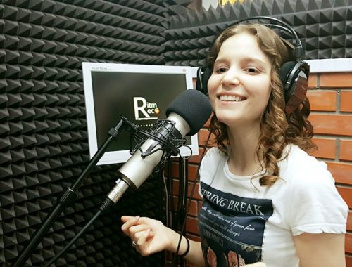 Индивидуальные занятия вокалом в школе вокала Музкласс Нижнего Новгорода. Подарите индивидуальные занятия вокалом в Нижнем Новгороде. Школа вокала Музкласс - это обучение вокалу для детей и взрослых, вокальные уроки для новичков и продвинутых певцов. Сервис подарочных сертификатов UltraPodarki.ru 8 (800) 505 95 30. занятия вокалом, индивидуальные занятия вокалом, обучение вокалу, занятия вокалом нижний новгород, вокальные уроки
