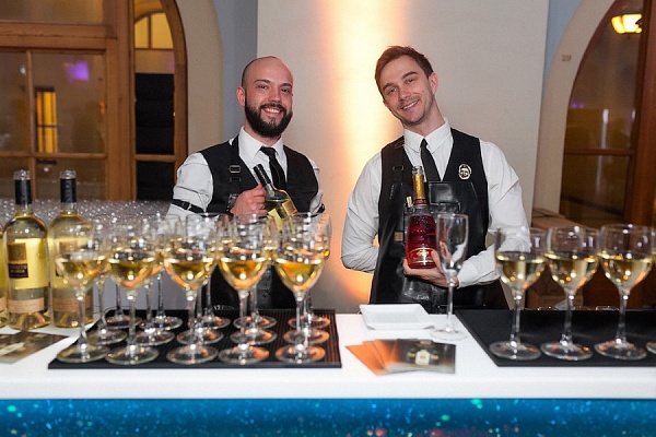 Выездной бар в Нижнем Новгороде. Ultra Подарки. Купить выездной бар в Нижнем Новгороде. Пирамида из шампанского бармен шоу и другие возможности выездного бара. Сервис UltraPodarki.ru 8 800 505 95 30. Выездной бар Нижний Новгород, выездной бар, мобильный бар Нижний Новгород, мобильный бар, переносной бар Нижний Новгород, переносной бар, выездной бар на мероприятие Нижний Новгород, выездной бар на мероприятие