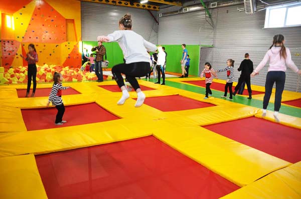 Прыжки в батутном центре в Нижнем Новгороде. Сервис Ultra Подарки. Купить подарочный сертификат на батутный центр. Подарите прыжки на батуте для детей и взрослых в Нижнем Новгороде. Сервис UltraPodarki.ru 8 800 505 95 30. Батутный центр Нижний Новгород, батутный центр, прыжки на батуте Нижний Новгород, купить батут Нижний Новгород, батут, батут Нижний Новгород