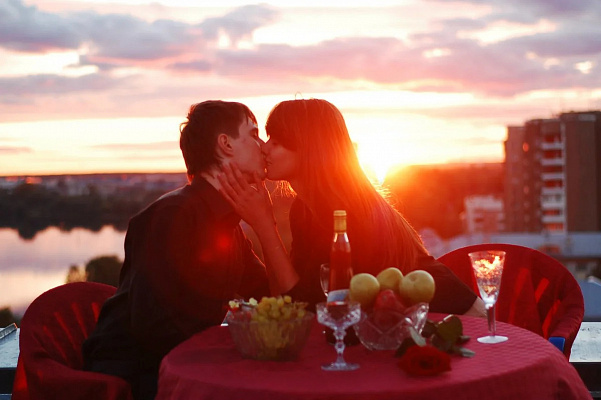 Романтическое свидание на крыше в Нижнем Новгороде. Ultra Подарки. Купить романтическое свидание на крыше в Нижнем Новгороде. Подарите самым близким незабываемые моменты и почувствуйте друг друга ещё ближе. Сервис UltraPodarki.ru 8 800 505 95 30. Романтическое свидание на крышев Нижнем Новгороде, свидание на крышев Нижнем Новгороде, свидание, сертификат на свидание на крыше, сертификат на свидание в Нижнем Новгороде, купить свидание на крыше, купить свидание Нижний Новгород