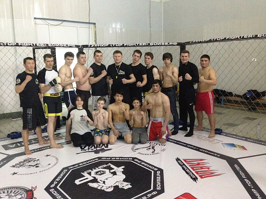 Занятия в клубе смешанных единоборств ММА. Ultra Подарки Нижний Новгород. Купить подарочный сертификат на занятия смешанными единоборствами в клубе ММА Нижнего Новгорода. Тренировки для новичков и опытных бойцов смешанных боевых искусств с опытным тренером по ММА. Сервис UltraPodarki.ru 8800-505-9530. Бои без правил, ММА, смешанные единоборства, смешанные единоборства ММА, бойцы единоборств, занятия единоборствами, UFC, боевые искусства