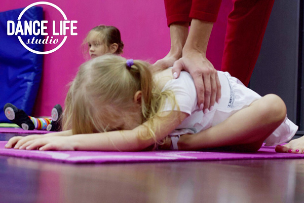 Школа танцев для детей в Нижнем Новгороде. Эстрадный танец, Хип-Хоп, Джаз-фанк, Брейк данс, Вог, Контемп. Ultra Подарки. Купить абонемент на занятия в школу танцев DANCE LIFE STUDIO в Нижнем Новгороде. Танцы повышают настроение и придают уверенность в себе. Сервис UltraPodarki.ru 8 (800) 505 95 30. занятия танцами, занятия танцами для детей, студия танцевальный, танец урок, танец студия, танцевальный школа, танец школа, танец обучение, современный танец школа, школа танцев, школа танцев в Нижнем Новгороде, DANCE LIFE STUDIO, Эстрадный танец, Хип-Хоп, Джаз-фанк, Брейк данс, Вог, Контемп