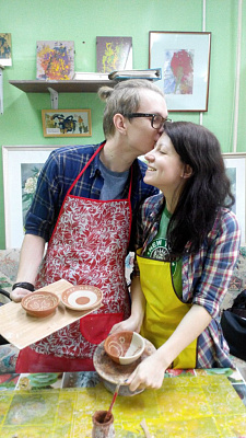 Романтическое свидание в Гончарной мастерской в Нижнем Новгороде. Подарочные сертификаты UltraPodarki.. Хотите пригласить вторую половинку на романтическое свидание в Нижнем Новгороде для двоих? Мы поможем! Свидание в гончарной мастерской - это душевный незабываемый подарок для двоих. ULTRA ПОДАРКИ. Поделки из глины, лепка из глины, керамическая посуда, глиняная посуда, Гончарная мастерская, Гончарная мастерская в Нижнем Новгороде, Гончарный круг, Гончарное дело, Гончарный мастер класс, Лепка глины, гончарное ремесло, лепка из глины, лепка из глины, мастер класс