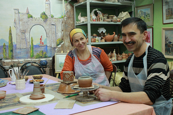 Романтическое свидание в Гончарной мастерской в Нижнем Новгороде. Подарочные сертификаты UltraPodarki.. Хотите пригласить вторую половинку на романтическое свидание в Нижнем Новгороде для двоих? Мы поможем! Свидание в гончарной мастерской - это душевный незабываемый подарок для двоих. ULTRA ПОДАРКИ. Поделки из глины, лепка из глины, керамическая посуда, глиняная посуда, Гончарная мастерская, Гончарная мастерская в Нижнем Новгороде, Гончарный круг, Гончарное дело, Гончарный мастер класс, Лепка глины, гончарное ремесло, лепка из глины, лепка из глины, мастер класс