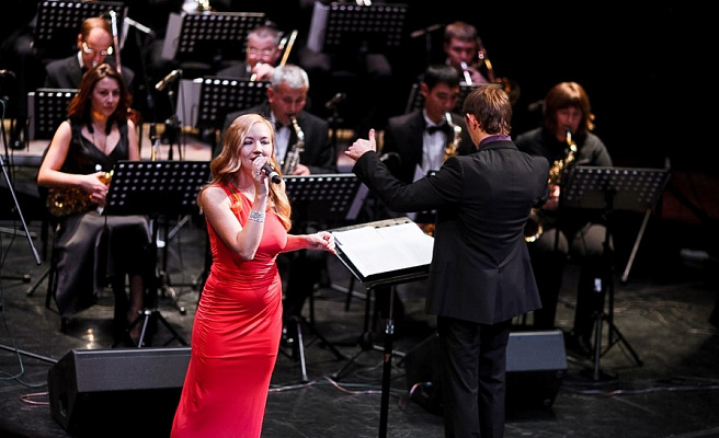 Индивидуальные занятия вокалом в школе вокала Музкласс Нижнего Новгорода. Подарите индивидуальные занятия вокалом в Нижнем Новгороде. Школа вокала Музкласс - это обучение вокалу для детей и взрослых, вокальные уроки для новичков и продвинутых певцов. Сервис подарочных сертификатов UltraPodarki.ru 8 (800) 505 95 30. занятия вокалом, индивидуальные занятия вокалом, обучение вокалу, занятия вокалом нижний новгород, вокальные уроки
