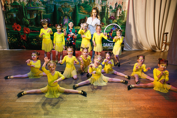 Школа танцев для детей в Нижнем Новгороде. Эстрадный танец, Хип-Хоп, Джаз-фанк, Брейк данс, Вог, Контемп. Ultra Подарки. Купить абонемент на занятия в школу танцев DANCE LIFE STUDIO в Нижнем Новгороде. Танцы повышают настроение и придают уверенность в себе. Сервис UltraPodarki.ru 8 (800) 505 95 30. занятия танцами, занятия танцами для детей, студия танцевальный, танец урок, танец студия, танцевальный школа, танец школа, танец обучение, современный танец школа, школа танцев, школа танцев в Нижнем Новгороде, DANCE LIFE STUDIO, Эстрадный танец, Хип-Хоп, Джаз-фанк, Брейк данс, Вог, Контемп