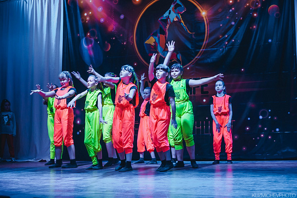 Школа танцев для детей в Нижнем Новгороде. Эстрадный танец, Хип-Хоп, Джаз-фанк, Брейк данс, Вог, Контемп. Ultra Подарки. Купить абонемент на занятия в школу танцев DANCE LIFE STUDIO в Нижнем Новгороде. Танцы повышают настроение и придают уверенность в себе. Сервис UltraPodarki.ru 8 (800) 505 95 30. занятия танцами, занятия танцами для детей, студия танцевальный, танец урок, танец студия, танцевальный школа, танец школа, танец обучение, современный танец школа, школа танцев, школа танцев в Нижнем Новгороде, DANCE LIFE STUDIO, Эстрадный танец, Хип-Хоп, Джаз-фанк, Брейк данс, Вог, Контемп