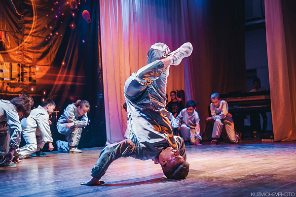 Школа танцев для детей в Нижнем Новгороде. Эстрадный танец, Хип-Хоп, Джаз-фанк, Брейк данс, Вог, Контемп. Ultra Подарки. Купить абонемент на занятия в школу танцев DANCE LIFE STUDIO в Нижнем Новгороде. Танцы повышают настроение и придают уверенность в себе. Сервис UltraPodarki.ru 8 (800) 505 95 30. занятия танцами, занятия танцами для детей, студия танцевальный, танец урок, танец студия, танцевальный школа, танец школа, танец обучение, современный танец школа, школа танцев, школа танцев в Нижнем Новгороде, DANCE LIFE STUDIO, Эстрадный танец, Хип-Хоп, Джаз-фанк, Брейк данс, Вог, Контемп