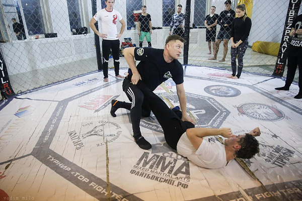 Занятия в клубе смешанных единоборств ММА. Ultra Подарки Нижний Новгород. Купить подарочный сертификат на занятия смешанными единоборствами в клубе ММА Нижнего Новгорода. Тренировки для новичков и опытных бойцов смешанных боевых искусств с опытным тренером по ММА. Сервис UltraPodarki.ru 8800-505-9530. Бои без правил, ММА, смешанные единоборства, смешанные единоборства ММА, бойцы единоборств, занятия единоборствами, UFC, боевые искусства