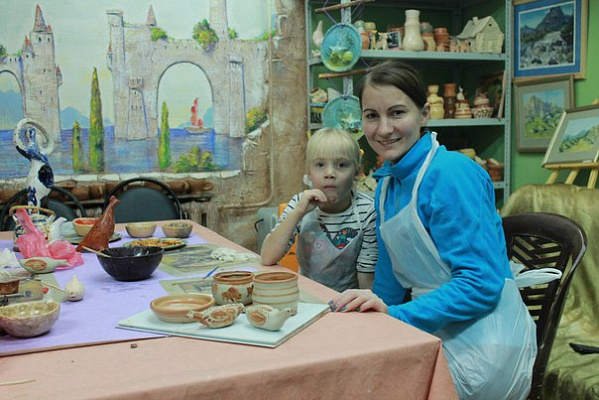 Мастер-класс в гончарной мастерской в Нижнем Новгороде. Подарочные сертификаты Ultra Подарки. Лепка из глины в Нижнем Новгороде в гончарной мастерской - это душевный незабываемый подарок для взрослых и детей. ULTRA ПОДАРКИ 8-800-505-95-30. Поделки из глины, лепка из глины, керамическая посуда, глиняная посуда, Гончарная мастерская, Гончарная мастерская в Нижнем Новгороде, Гончарный круг, Гончарное дело, Гончарный мастер класс, Лепка глины, гончарное ремесло, лепка из глины, лепка из глины, мастер класс