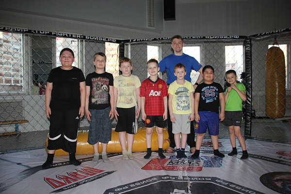 Занятия в клубе смешанных единоборств ММА. Ultra Подарки Нижний Новгород. Купить подарочный сертификат на занятия смешанными единоборствами в клубе ММА Нижнего Новгорода. Тренировки для новичков и опытных бойцов смешанных боевых искусств с опытным тренером по ММА. Сервис UltraPodarki.ru 8800-505-9530. Бои без правил, ММА, смешанные единоборства, смешанные единоборства ММА, бойцы единоборств, занятия единоборствами, UFC, боевые искусства