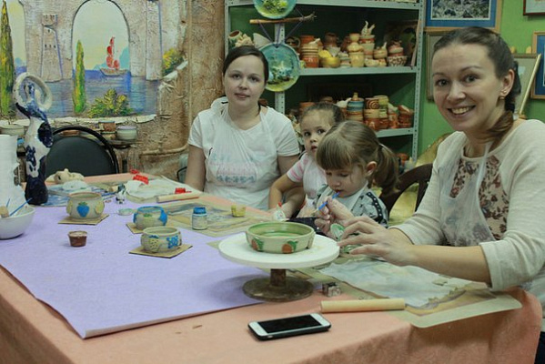 Мастер-класс в гончарной мастерской в Нижнем Новгороде. Подарочные сертификаты Ultra Подарки. Лепка из глины в Нижнем Новгороде в гончарной мастерской - это душевный незабываемый подарок для взрослых и детей. ULTRA ПОДАРКИ 8-800-505-95-30. Поделки из глины, лепка из глины, керамическая посуда, глиняная посуда, Гончарная мастерская, Гончарная мастерская в Нижнем Новгороде, Гончарный круг, Гончарное дело, Гончарный мастер класс, Лепка глины, гончарное ремесло, лепка из глины, лепка из глины, мастер класс