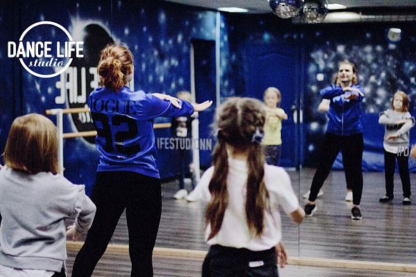 Школа танцев для детей в Нижнем Новгороде. Эстрадный танец, Хип-Хоп, Джаз-фанк, Брейк данс, Вог, Контемп. Ultra Подарки. Купить абонемент на занятия в школу танцев DANCE LIFE STUDIO в Нижнем Новгороде. Танцы повышают настроение и придают уверенность в себе. Сервис UltraPodarki.ru 8 (800) 505 95 30. занятия танцами, занятия танцами для детей, студия танцевальный, танец урок, танец студия, танцевальный школа, танец школа, танец обучение, современный танец школа, школа танцев, школа танцев в Нижнем Новгороде, DANCE LIFE STUDIO, Эстрадный танец, Хип-Хоп, Джаз-фанк, Брейк данс, Вог, Контемп