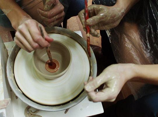 Романтическое свидание в Гончарной мастерской в Нижнем Новгороде. Подарочные сертификаты UltraPodarki.. Хотите пригласить вторую половинку на романтическое свидание в Нижнем Новгороде для двоих? Мы поможем! Свидание в гончарной мастерской - это душевный незабываемый подарок для двоих. ULTRA ПОДАРКИ. Поделки из глины, лепка из глины, керамическая посуда, глиняная посуда, Гончарная мастерская, Гончарная мастерская в Нижнем Новгороде, Гончарный круг, Гончарное дело, Гончарный мастер класс, Лепка глины, гончарное ремесло, лепка из глины, лепка из глины, мастер класс