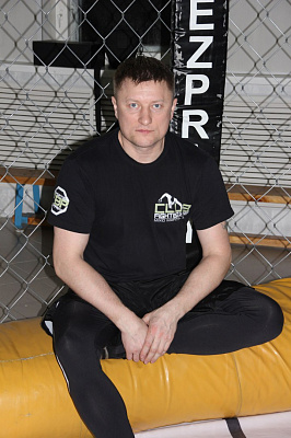 Занятия в клубе смешанных единоборств ММА. Ultra Подарки Нижний Новгород. Купить подарочный сертификат на занятия смешанными единоборствами в клубе ММА Нижнего Новгорода. Тренировки для новичков и опытных бойцов смешанных боевых искусств с опытным тренером по ММА. Сервис UltraPodarki.ru 8800-505-9530. Бои без правил, ММА, смешанные единоборства, смешанные единоборства ММА, бойцы единоборств, занятия единоборствами, UFC, боевые искусства