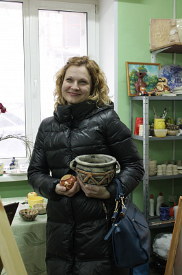 Мастер-класс в гончарной мастерской в Нижнем Новгороде. Подарочные сертификаты Ultra Подарки. Лепка из глины в Нижнем Новгороде в гончарной мастерской - это душевный незабываемый подарок для взрослых и детей. ULTRA ПОДАРКИ 8-800-505-95-30. Поделки из глины, лепка из глины, керамическая посуда, глиняная посуда, Гончарная мастерская, Гончарная мастерская в Нижнем Новгороде, Гончарный круг, Гончарное дело, Гончарный мастер класс, Лепка глины, гончарное ремесло, лепка из глины, лепка из глины, мастер класс