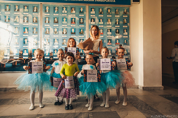 Школа танцев для детей в Нижнем Новгороде. Эстрадный танец, Хип-Хоп, Джаз-фанк, Брейк данс, Вог, Контемп. Ultra Подарки. Купить абонемент на занятия в школу танцев DANCE LIFE STUDIO в Нижнем Новгороде. Танцы повышают настроение и придают уверенность в себе. Сервис UltraPodarki.ru 8 (800) 505 95 30. занятия танцами, занятия танцами для детей, студия танцевальный, танец урок, танец студия, танцевальный школа, танец школа, танец обучение, современный танец школа, школа танцев, школа танцев в Нижнем Новгороде, DANCE LIFE STUDIO, Эстрадный танец, Хип-Хоп, Джаз-фанк, Брейк данс, Вог, Контемп