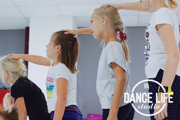 Школа танцев для детей в Нижнем Новгороде. Эстрадный танец, Хип-Хоп, Джаз-фанк, Брейк данс, Вог, Контемп. Ultra Подарки. Купить абонемент на занятия в школу танцев DANCE LIFE STUDIO в Нижнем Новгороде. Танцы повышают настроение и придают уверенность в себе. Сервис UltraPodarki.ru 8 (800) 505 95 30. занятия танцами, занятия танцами для детей, студия танцевальный, танец урок, танец студия, танцевальный школа, танец школа, танец обучение, современный танец школа, школа танцев, школа танцев в Нижнем Новгороде, DANCE LIFE STUDIO, Эстрадный танец, Хип-Хоп, Джаз-фанк, Брейк данс, Вог, Контемп