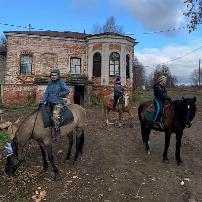 Конная прогулка для двоих в Нижнем Новгороде. Подарочные сертификаты Ultra Подарки. Купить оригинальный подарок или подарочный сертификат на Конная прогулка для двоих в Нижнем Новгороде. Сервис UltraPodarki.ru 8-800-505-9530. Катание на лошадях, Прогулка на лошади, Прогулка на лошадях для двоих, Конная прогулка для двоих, конный клуб, Казачий Конный клуб , конная прогулка, конная прогулка в Нижнем Новгороде