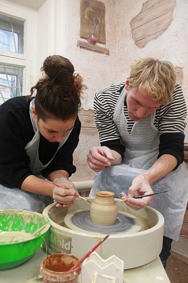 Романтическое свидание в Гончарной мастерской в Нижнем Новгороде. Подарочные сертификаты UltraPodarki.. Хотите пригласить вторую половинку на романтическое свидание в Нижнем Новгороде для двоих? Мы поможем! Свидание в гончарной мастерской - это душевный незабываемый подарок для двоих. ULTRA ПОДАРКИ. Поделки из глины, лепка из глины, керамическая посуда, глиняная посуда, Гончарная мастерская, Гончарная мастерская в Нижнем Новгороде, Гончарный круг, Гончарное дело, Гончарный мастер класс, Лепка глины, гончарное ремесло, лепка из глины, лепка из глины, мастер класс