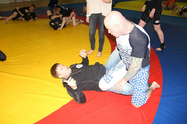 Занятия в клубе смешанных единоборств ММА. Ultra Подарки Нижний Новгород. Купить подарочный сертификат на занятия смешанными единоборствами в клубе ММА Нижнего Новгорода. Тренировки для новичков и опытных бойцов смешанных боевых искусств с опытным тренером по ММА. Сервис UltraPodarki.ru 8800-505-9530. Бои без правил, ММА, смешанные единоборства, смешанные единоборства ММА, бойцы единоборств, занятия единоборствами, UFC, боевые искусства